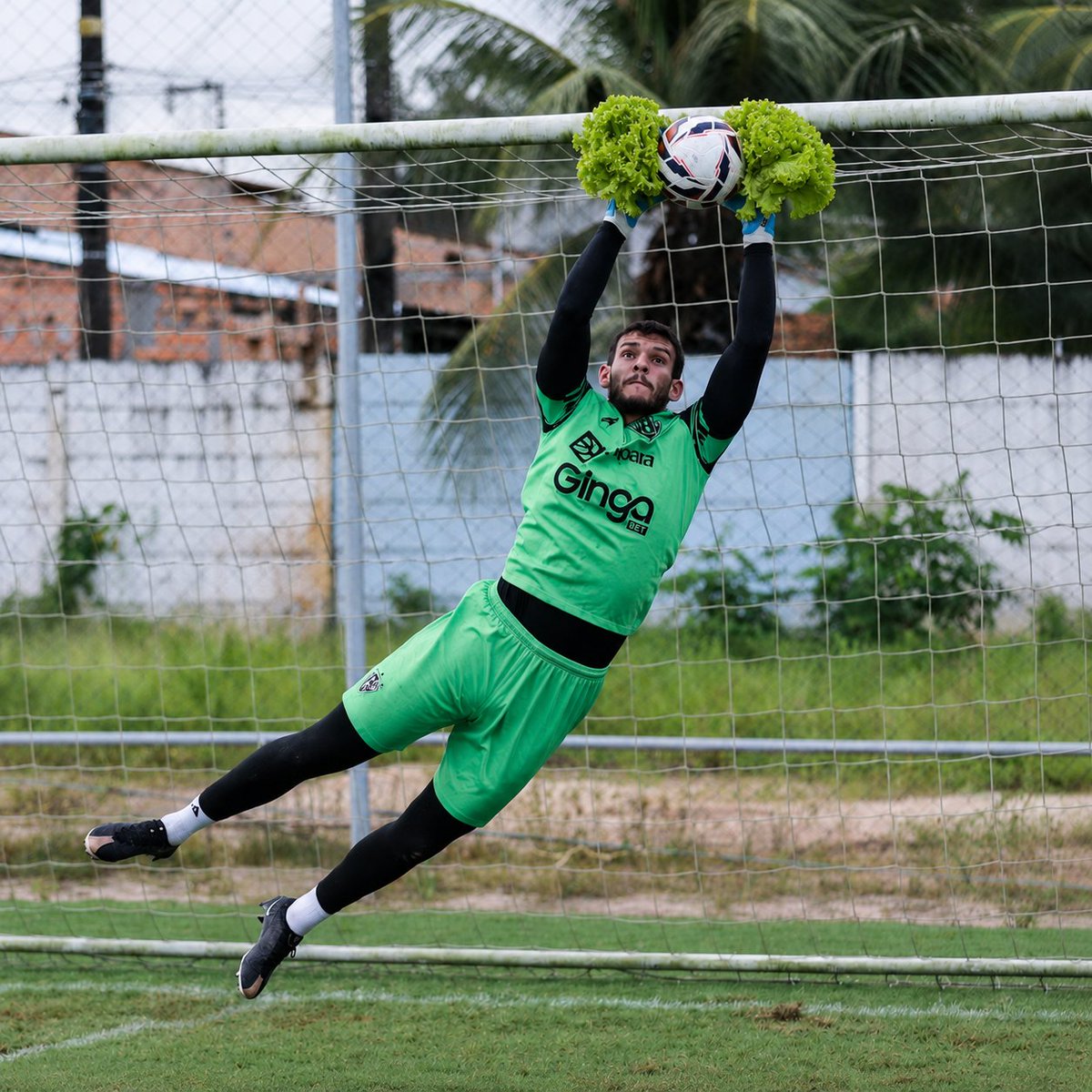 FelipeFr401's tweet photo. @Paysandu tem um torcedor que odeia o ronaldo, preparador de goleiro, ele fala que a culpa do paysandu não ter um goleiro bom é por causa dele, e depois de 3 anos eu estou começando a concorda! https://t.co/VlTvkurgpL