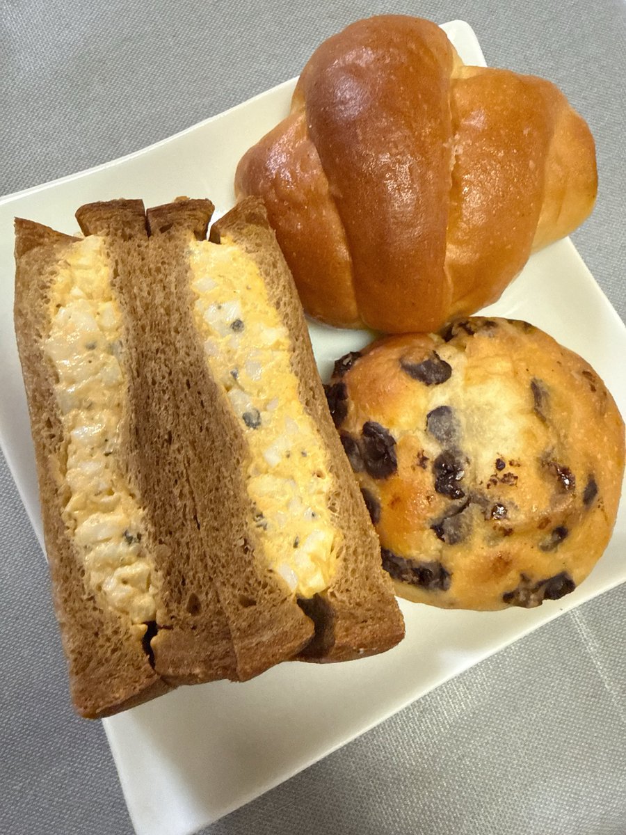 kae_mate524_K's tweet photo. 今朝は昨日買ったパン🍞
ちょっと贅沢しちゃおう🤭
#黒トリュフ玉子サンド
#白トリュフの塩パン
#TRUFFLE https://t.co/NOAaXXY7QR