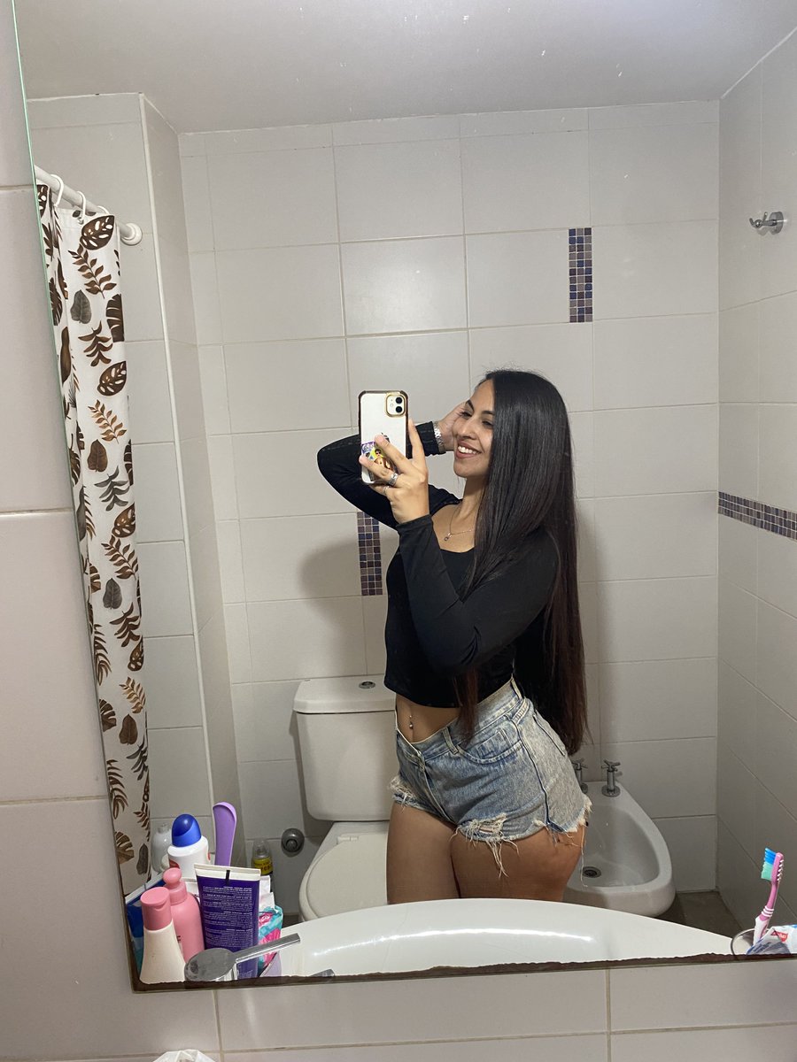 SelenaJamesx's tweet photo. What do you notice first about me? https://t.co/IH85dyxOJa
