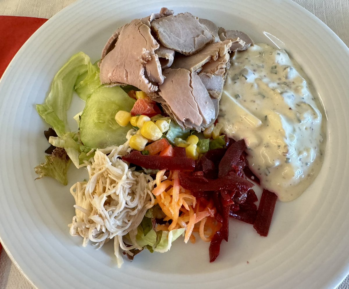 NFliess's tweet photo. Das fein geschnittene Kalbsfilet mit Gemischtem Salat und Remouladensauce, das am Abend serviert wurde, schmeckte extrem lecker. Das frische Laugensandwich mit Weichkäse war der perfekte Nachschlag. Der Nougat-Moussewürfel als Nachtisch war ein Hochgenuss!👨🏼‍🍳👋🏼 https://t.co/v0u3GlyoD0