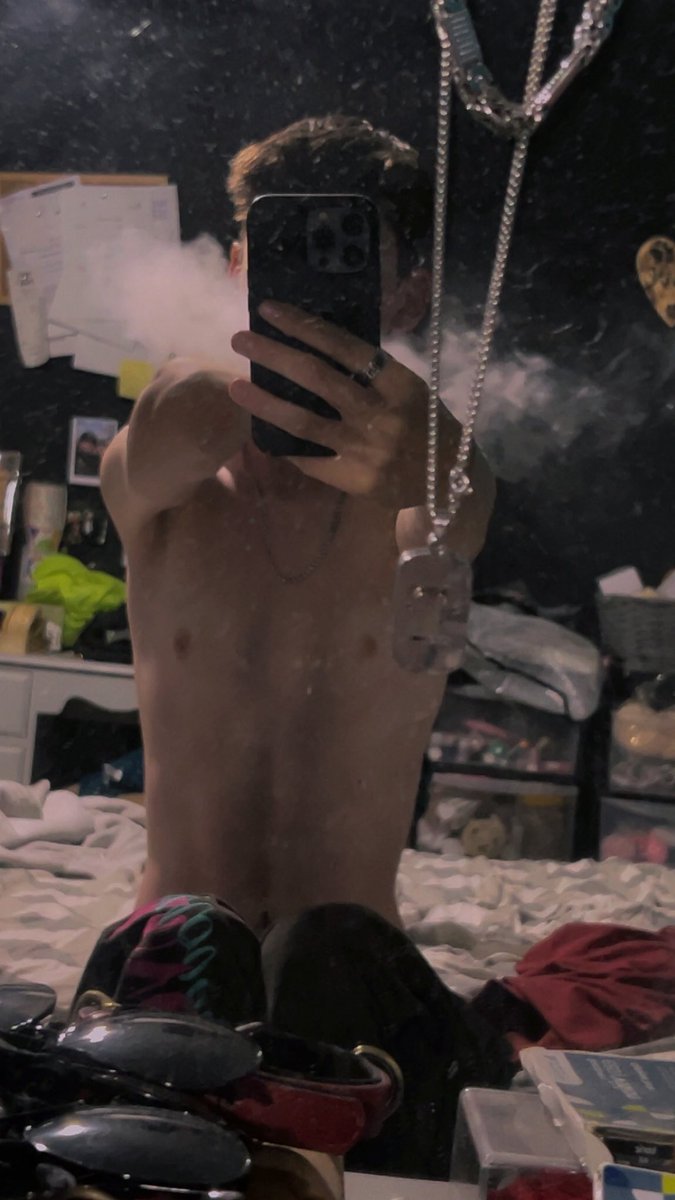 CallumHugepydo's tweet photo. Blowing clouds 💨 
#mom #bi https://t.co/hxjXLXCoUS