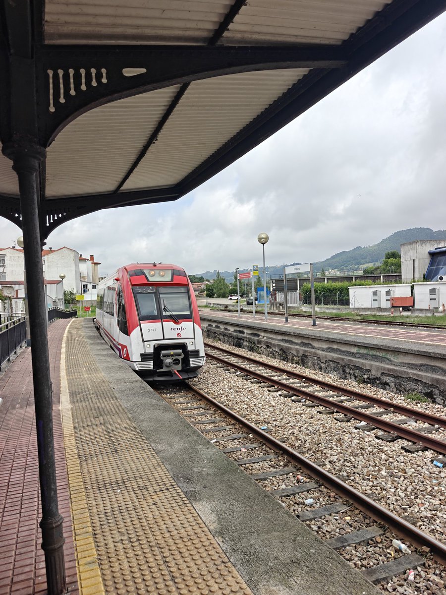 jdurar's tweet photo. A la xarxa de Media Distancia d'ample mètric de @Renfe hi ha una particularitat que no es produeix enlloc més: les estacions d'àmbit regional també les gestiona renfe i, per tant, té una senyalització pròpia i adaptada per a Md. https://t.co/2PyCOdFQeX