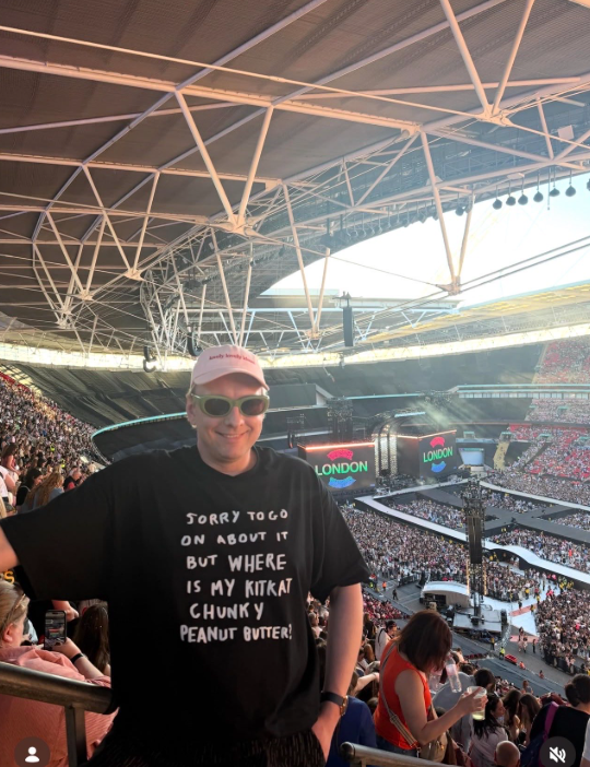 1Dnews_Control's tweet photo. π Remember when Harry bought off a drawing of himself off comedian Joe Lycett for 6Β£ and a Kit Kat chucky peanut butter ? Well apparently, Joe is still waiting on his Kit Kat π«π
#harrystyles #togethertogethertour #joelycett #kitkatchunky
πΈ joelycett https://t.co/299hEVrJ0h