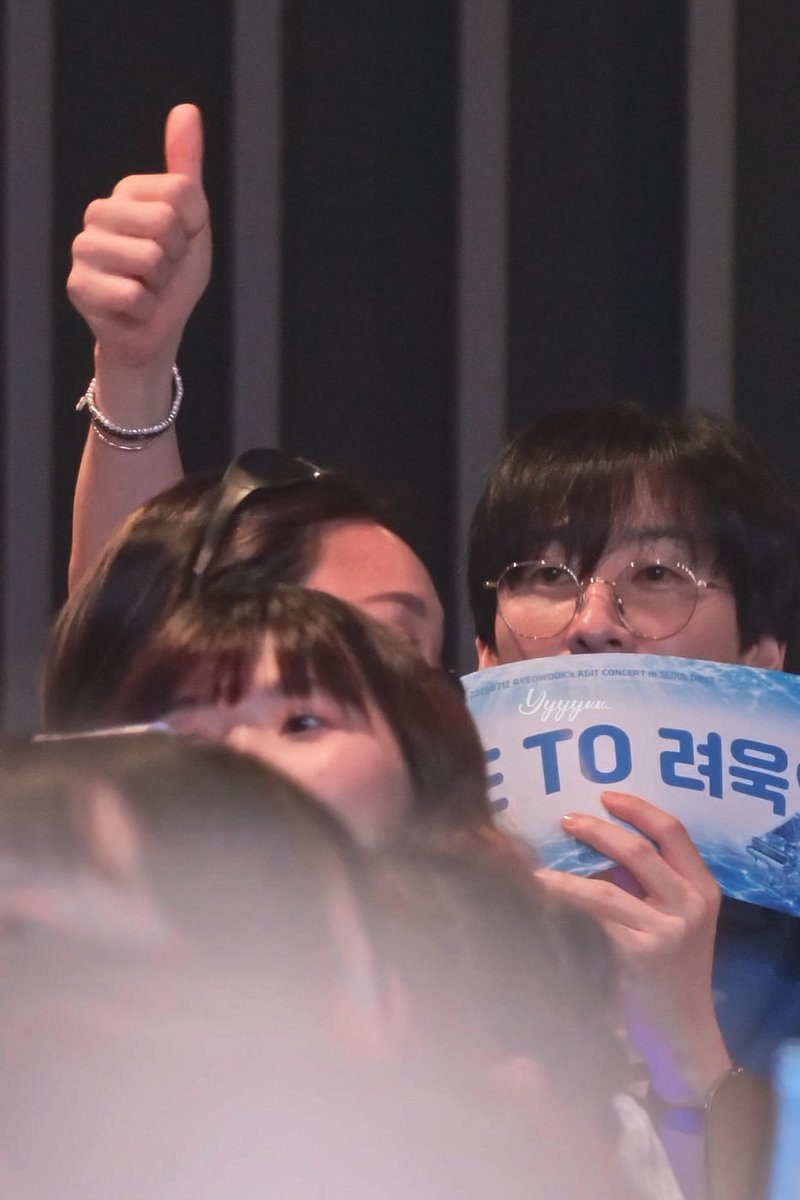 U_My_Happiness's tweet photo. Hyuk cada que el fandom gana un premio para Super Junior : https://t.co/eEo9lptHnL