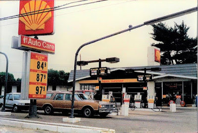 MemoryLaneTime's tweet photo. Who else remembers the little bell you’d hear when you’d pull up to the gas pump at the station? https://t.co/0cFl3gk7Cv