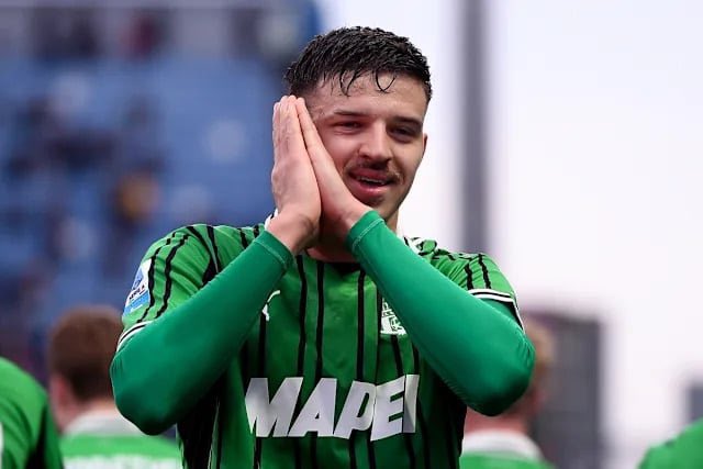 FabrizioRomano's tweet photo. 🚨🟡🔵 More on Tarik Muharemović and Leeds United exclusive story from Saturday.

#LUFC presented a verbal contract proposal to the defender and pushing to close the deal next week.

Leeds are confident to get it done, 2 more clubs involved — talks to follow with Sassuolo. https://t.co/1nxCjqadg9