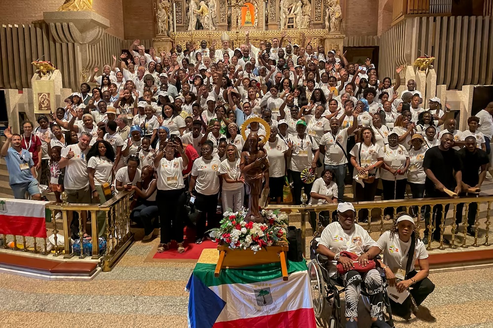 torreciudad_org's tweet photo. Cerca de 300 peregrinos de Guinea Ecuatorial participaron ayer en #Torreciudad en la XVII Peregrinación con la Virgen de Bisila, patrona de su país. https://t.co/LUm6H4O7aj