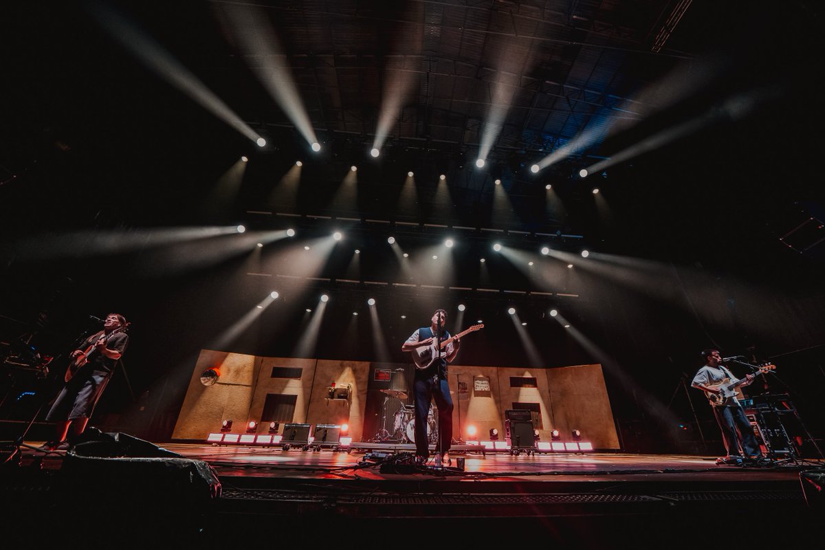 portAmerica's tweet photo. O grupo Sanguijuelas del Guadiana puxo ó público a saltar! https://t.co/Xrz5g4NMHD