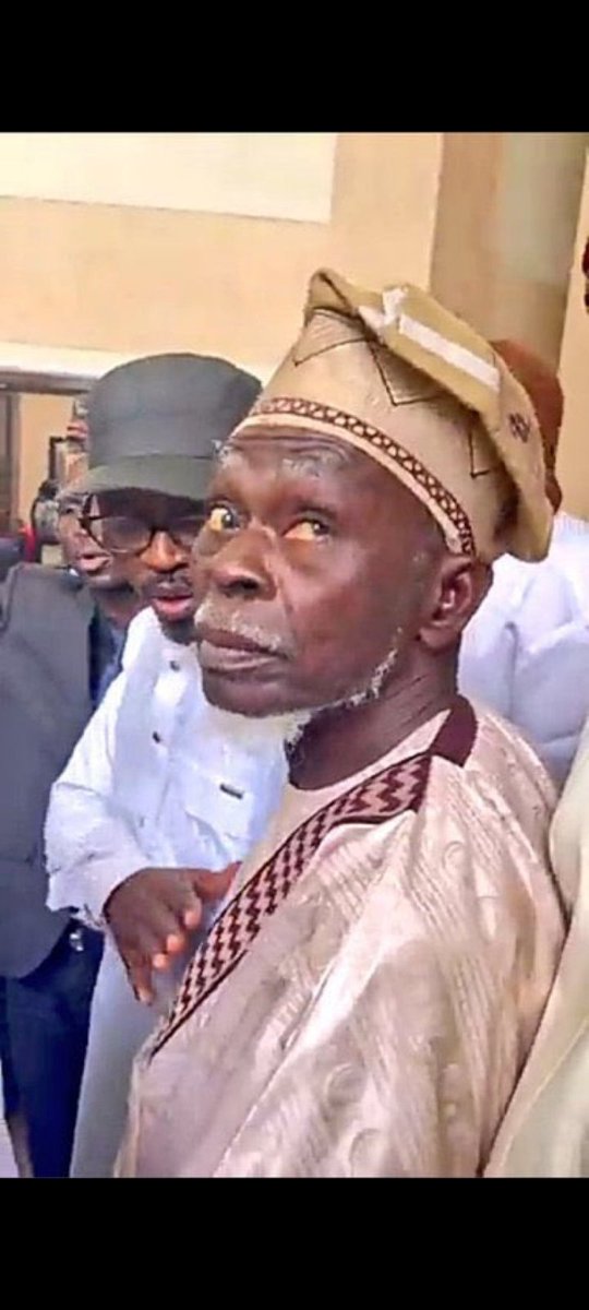 Reve1ation21's tweet photo. @Big_Mck Then why is he persecuting the opposition vigorously? 
Na una go talk say Nigerians suppose fight the system. Na still una go talk say make Nigerians no bother fight the system. https://t.co/F1ZmKUbZUh