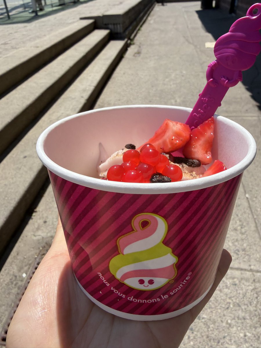 baebcobs's tweet photo. #whateverthatmeans #igotmyfroyo #thecanadianway https://t.co/T1Br16n56p