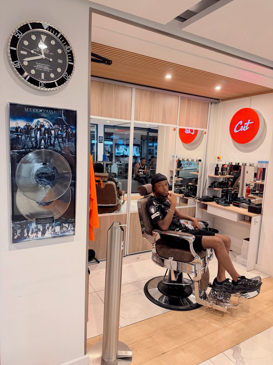tariqspt's tweet photo. Horloge Rolex, barber etc… l’ancien est plâtré de bz 😂😂🔥 https://t.co/Aeujjoysqf