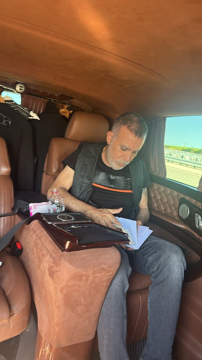 yirmiucderece's tweet photo. "Haluk Levent muhalif olduğu için tutuklandı" söylemlerine şarkıcı Atilla Taş isyan etti:

"Ya bırakın muhalif diye tutuklandı mavallarını, savcılıkta çarşaf çarşaf belgeler var, özel uçaklarla kumarhanelere gitmiş" https://t.co/0KM7HIoTzu