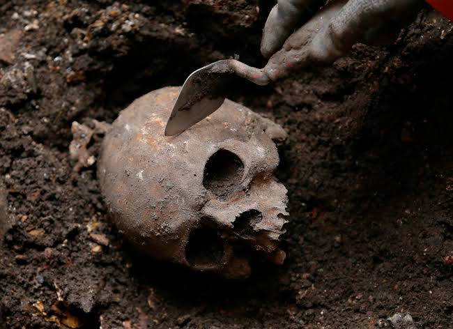 NinaByzantina's tweet photo. Whenever a public figure dies, we get a bunch of virtue signalers advising us to not speak ill of the dead. This comes from the Graeco-Roman saying, "De mortuis nil nisi bonum," which implies that the dead cannot defend themselves, should they be criticized.

But this is not the only famous saying about the dead. Voltaire, for instance, wrote "On doit des égards aux vivants; on ne doit aux morts que la vérité," that is, "To the living we owe respect, but to the dead we owe only the truth."  In other words, we should offer an honest and accurate assessment of their legacy instead of whitewashing it. 

It would be understandable if the Graeco-Roman saying applied to the funeral of a hypothetical uncle John, who meant well but drank a little too much on weekends. 

In contrast, public figures wielding significant political power and/or possessing significant wealth, whose actions translate into tangible, quantifiable results impacting thousands (millions) of people, should absolutely be scrutinized and evaluated.