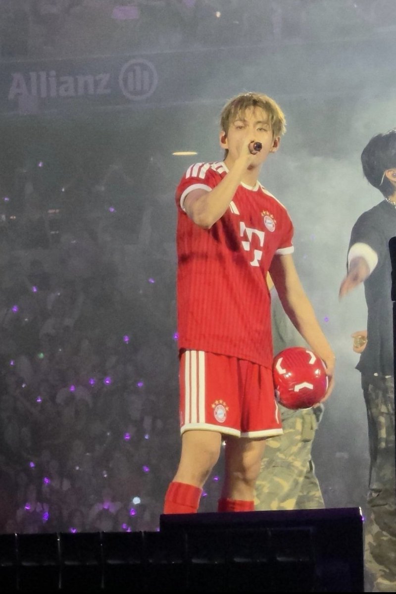 5PepperMom's tweet photo. Taehyung dressed like this because he knew they were about to play all of us 😭
#Louderthanbombs
#BTS_WORLDTOUR_ARIRANG_München https://t.co/CFmcG9O9g3