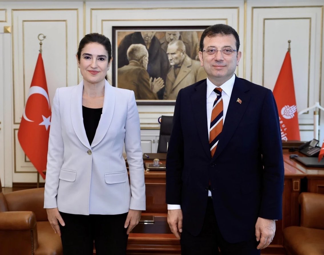 ibbhaberr's tweet photo. SON DAKİKA | AHBAP soruşturması kapsamında İBB Başkan Danışmanı ve Avukat olan Ece Güner Gözaltına alındı.

📌Gazeteci Seyhan Avşar: Ece Güner’e MASAK raporundaki para trafiğini sordum. Yanıtını aynen yazıyorum.

“Ben Ahbap’ın avukatı değilim. Haluk beni aradı. Paraya çok ihtiyacı olduğunu söyledi. Ben de bağış yaptım. Sonra o parayı Haluk geri yatırdı.”

“Yapılan bağış geri alınmaz. Nasıl aldınız?” Soruma ise, “ o bir bağış değildi. Miktar çok çok yüksekti. Ben de kandırılmışım” dedi.