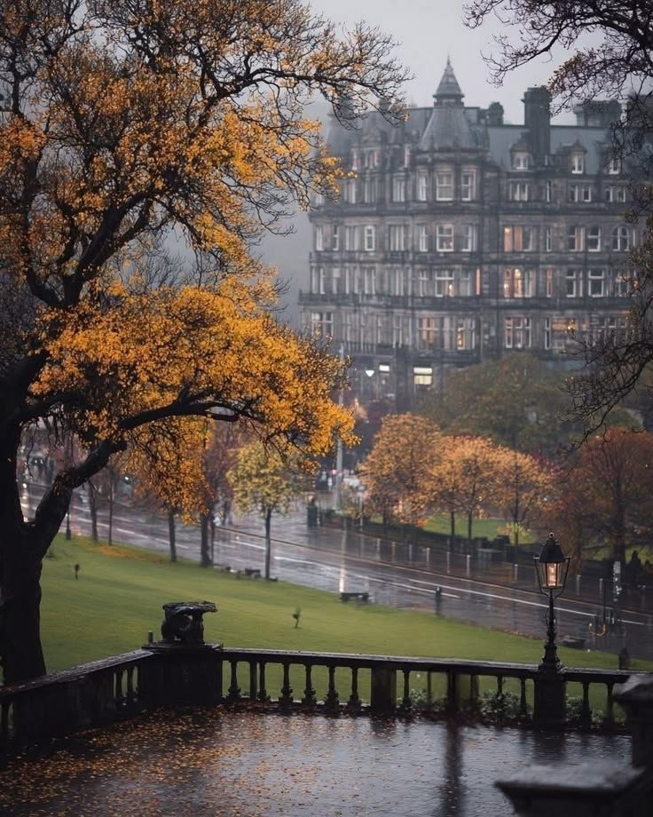 flower6260's tweet photo. need to experience fall in Edinburgh https://t.co/iPttnw2WDh
