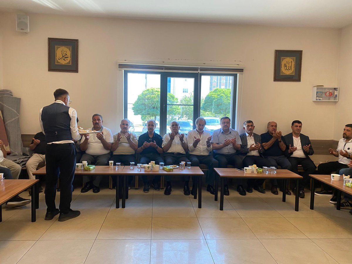 fmfedaioglu's tweet photo. Vefa, acıyı paylaşarak hafifletmektir.

AK Parti Gaziantep İl Yönetim Kurulu Üyelerimizle birlikte, MÜSİAD geçmiş dönem Gaziantep Şube Başkanı ve Hanyap İnşaat Kurucu Yönetim Kurulu Başkanı Sayın Mehmet Çelenk’in kıymetli annesi Fazilet hanımın vefatı dolayısıyla ziyaret ederek taziye dileklerimizi ilettik.

Merhumeye Cenab-ı Allah’tan rahmet, Sayın Mehmet Çelenk başta olmak üzere ÇELENK ailesine, yakınlarına ve tüm sevenlerine sabır ve başsağlığı diliyorum.

Rabbim mekânını cennet, makamını âli eylesin. Geride kalan tüm yakınlarına sabr-ı cemil ihsan etsin. İnna lillâhi ve innâ ileyhi râciûn.

@AKGMTeskilat 
@hakanaksu058 
@iekarayel 
@AKPartiG_Antep