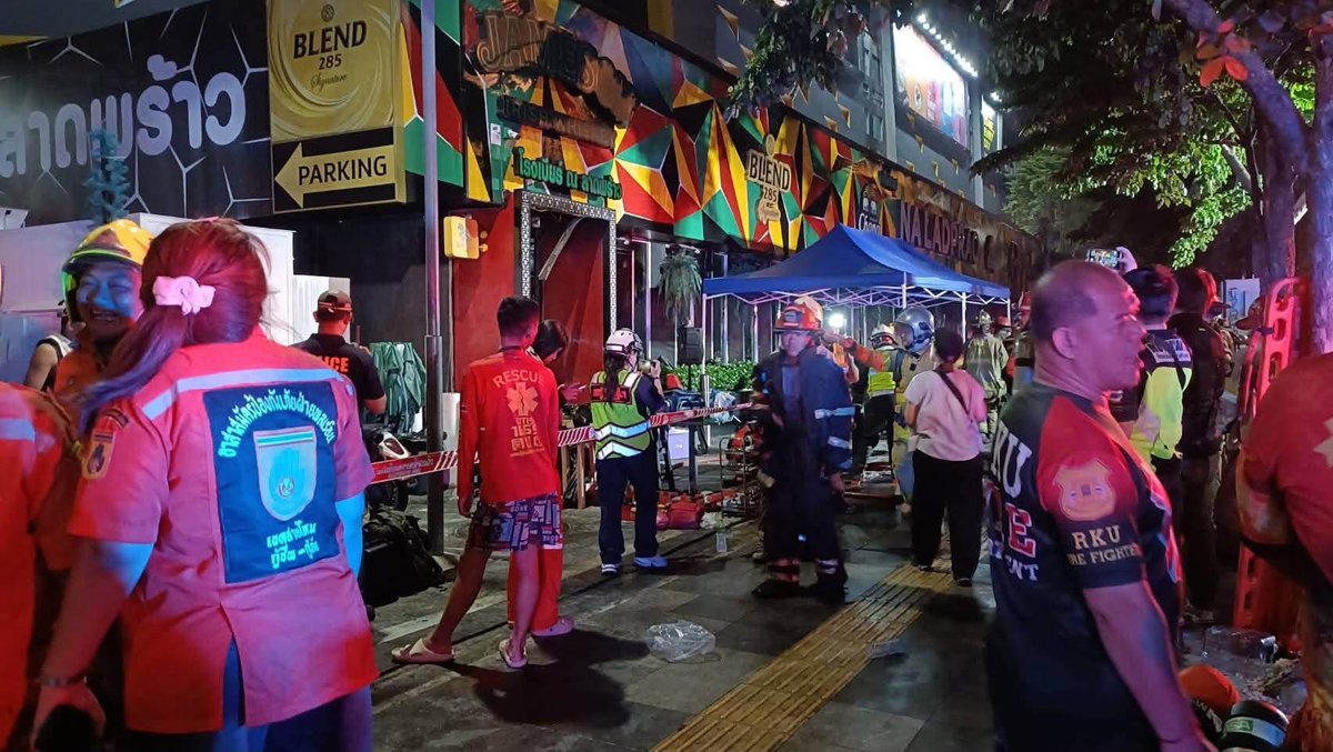 MrTiwaree's tweet photo. Update 🚨💔

The fire has been brought under control. 

Officials have entered the premises to inspect and found extensive damage inside the shop.

The cause of the fire is still under investigation, and further updates are expected.

We would like to express our deepest condolences to the families of those who lost their lives. 🙏🏻🥺

#Fire #LadpraoFire

Before     -------------------     After