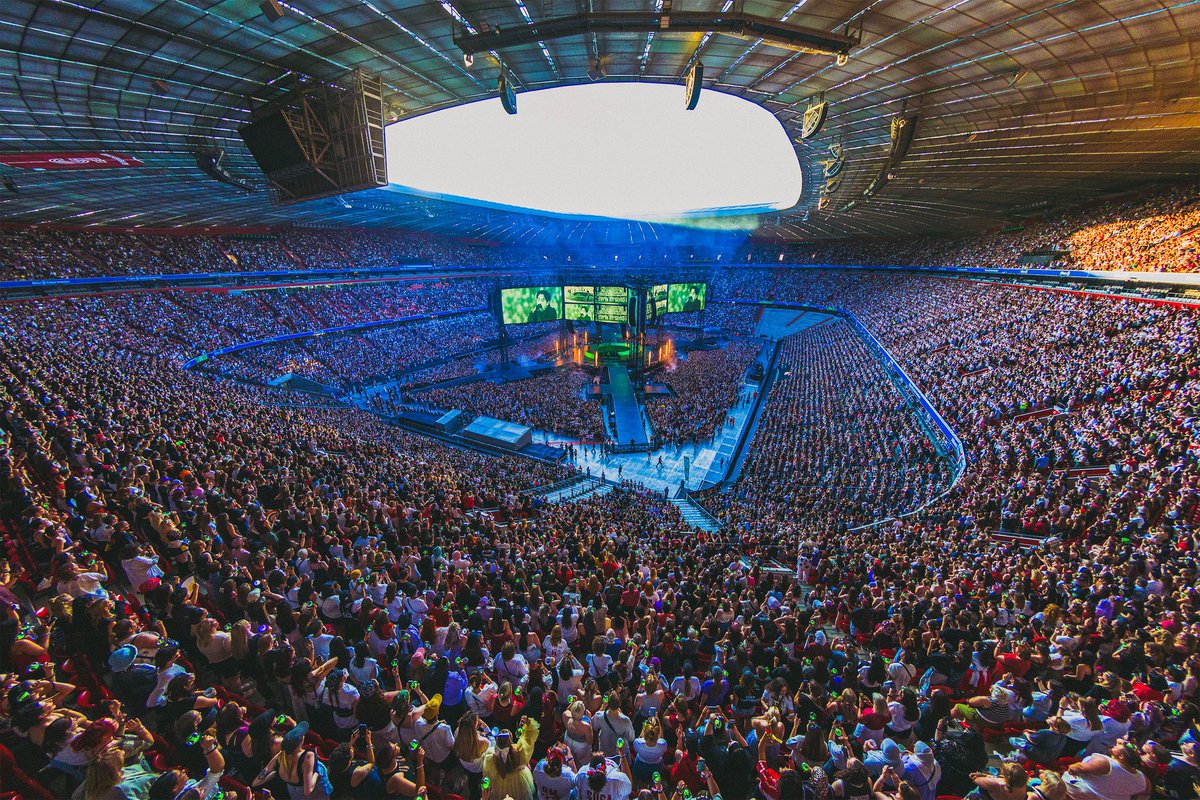 btschartsxdaily's tweet photo. [NEWS] #BTS becomes the FIRST and ONLY Asian act to perform two SOLD OUT concerts at the Allianz Arena stadium in Germany, Munich 🇩🇪

— Also the First Asian act with +75k in average attendance x night in Germany.!

#BTS_WORLDTOUR_ARIRANG
#BTS_WORLD_TOUR_ARIRANG_MUNICH https://t.co/9eSQLByycH