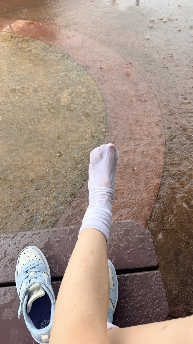 Sukioyro's tweet photo. 下雨…脚就变成了这样 https://t.co/1Wm8KJjnH0