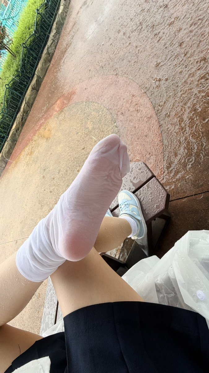 Sukioyro's tweet photo. 下雨…脚就变成了这样 https://t.co/1Wm8KJjnH0