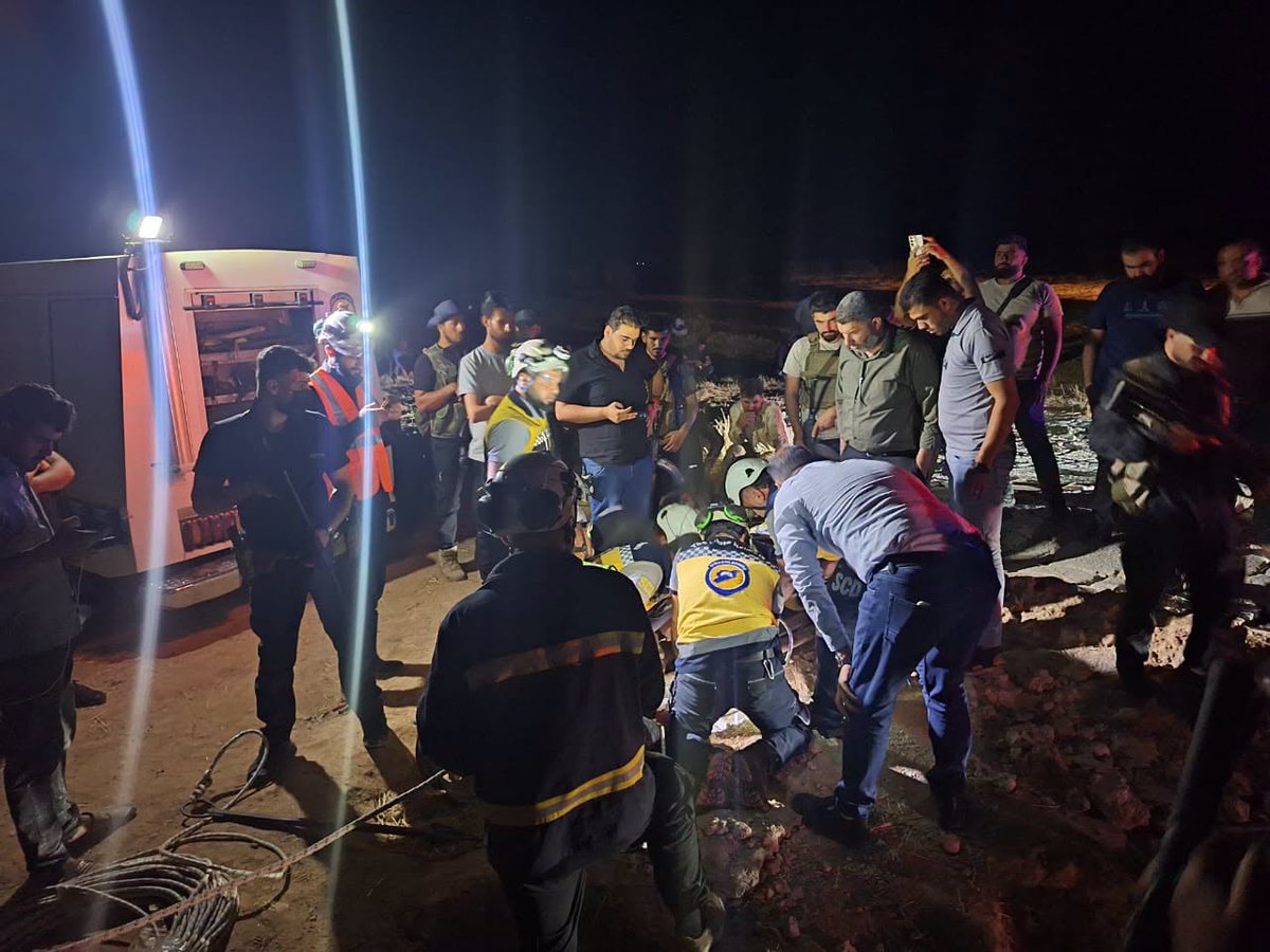 yehyaalrejjo's tweet photo. انتشلت فرق الدفاع المدني السوري، جثمان طفلة سقطت في بئر ارتوازي في قرية صالوكا قرب عين عيسى بريف الرقة الشمالي مساء اليوم، ونفذت الفرق عملية الانتشال باستخدام تقنية الأنابيب والحبال، وتم نقل الجثمان إلى مستشفى عين عيسى لاتخاذ الإجراءات المتبعة أصولاً.

#الرقة #سوريا #دمشق #طفلة https://t.co/uJ87P5nNOK