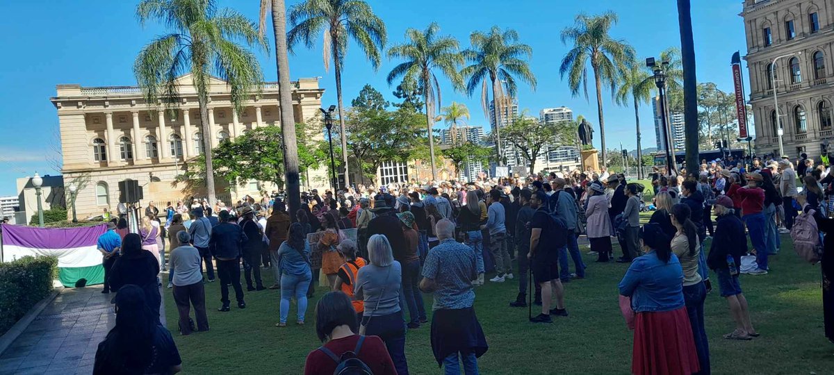 misspacey's tweet photo. Fantastic turnout today in #Brisbane as we #ReclaimOurRights
We had 400-500 in attendance. The sex-deceptor men in dresses claim we only had 40 😆
#IStandWithSall
@salltweets @Jilliantweeting @DrewHutton45645 @KirralieS @Mrobertsold @SueMClarke1
#MenAreNotWomen https://t.co/Ldta1Pakwz