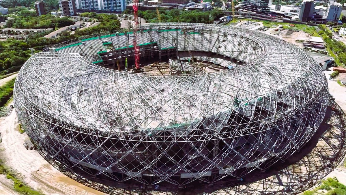 LaHuellaSV's tweet photo. 🏟️🇸🇻😍 ASÍ AVANZA LA CONSTRUCCIÓN DEL NUEVO ESTADIO NACIONAL DE EL SALVADOR

La Embajada de la República Popular China en El Salvador (@EmbajadaChinaSV) destacó los avances que registra la construcción del nuevo Estadio Nacional, una obra que continúa tomando forma con importantes progresos en su estructura, áreas internas y espacios destinados para el público.

El moderno recinto está proyectado para albergar partidos de fútbol, eventos deportivos y actividades masivas. Con cada nuevo avance, el proyecto se acerca a convertirse en uno de los escenarios más importantes y emblemáticos del país.