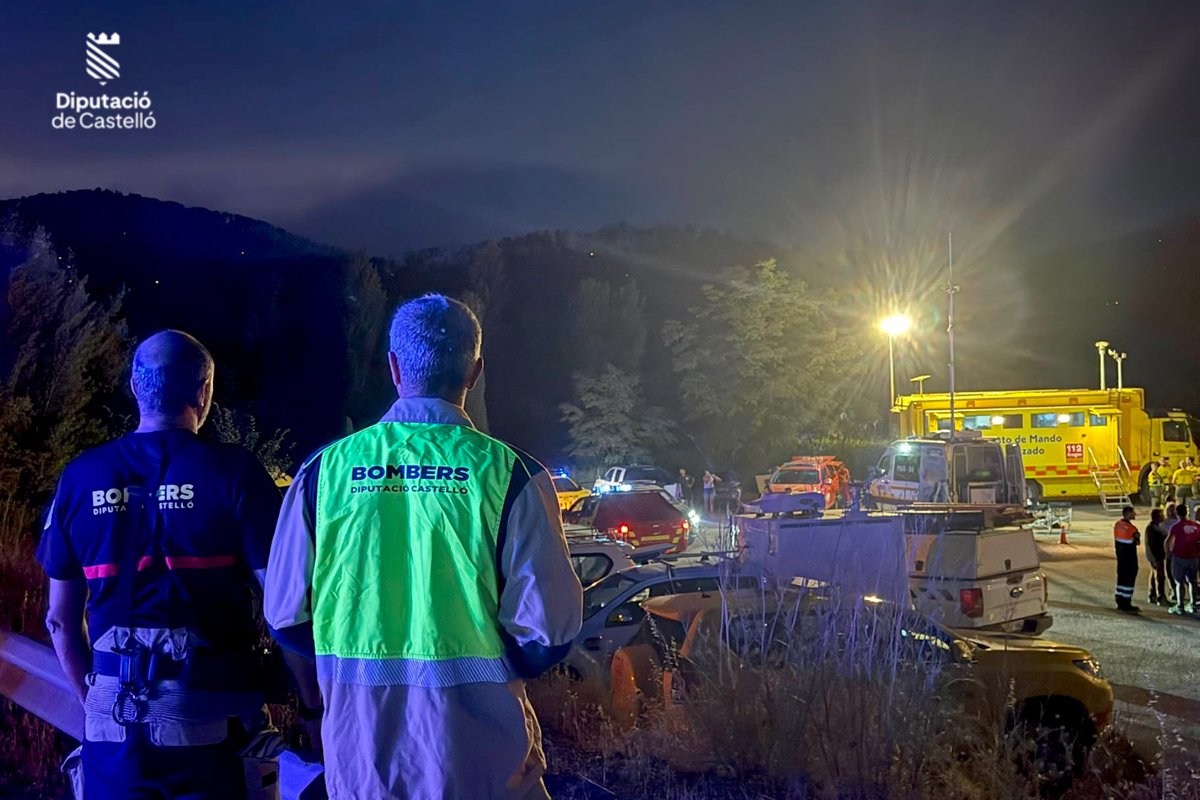 BombersDipcas's tweet photo. A solicitud de @GVA112 , tras la petición de colaboración por parte del @GobAragon , @BombersDipcas ha movilizado esta tarde al #IFPeñarroyadeTastavins 1 dotación @BombersDipcas , 2 unidades @GVAbforestals y 2 medios aéreos de @GVAEmergencias con base en la provincia de Castellón. 

📸 Efectivos ya en el
PMA para recibir las instrucciones de actuación por parte de la dirección del incendio.