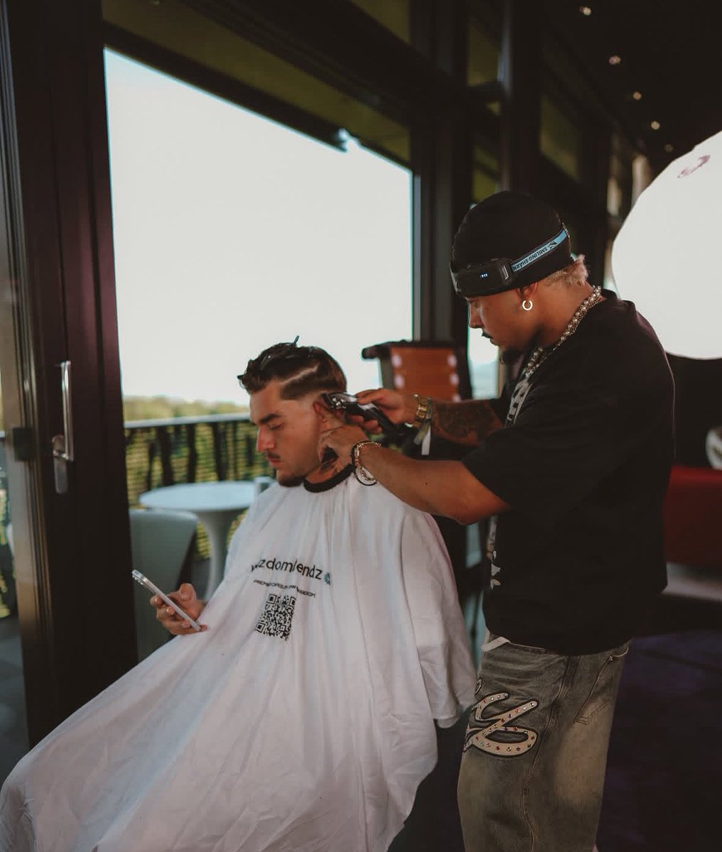 YeatEmpire's tweet photo. Yeat getting a haircut before heading to Beach Please! Festival👀 https://t.co/Gt4EMRaTzl