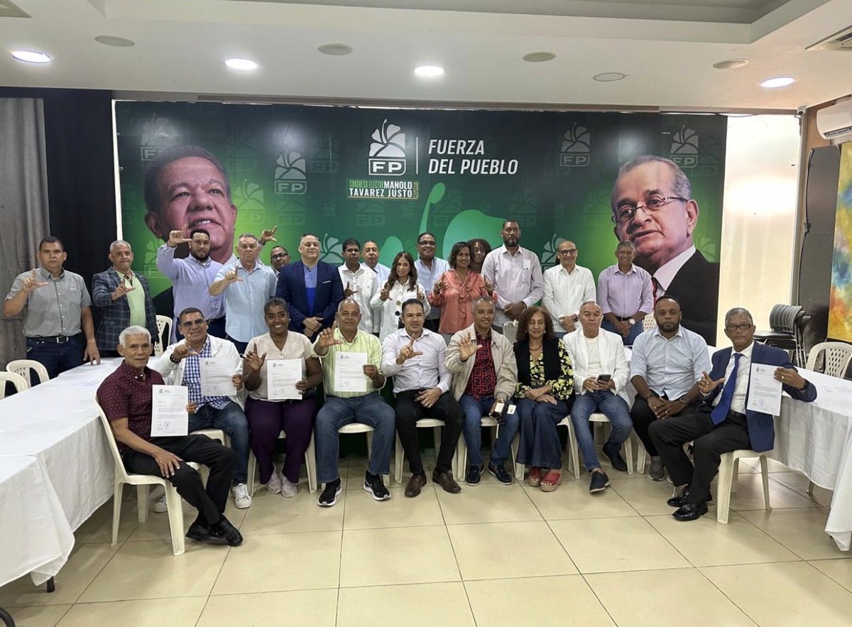 SerapFp's tweet photo. En esta ocasión, nos correspondió reunirnos con la Secretaría de Reforma y Modernización de la Administración Pública, encabezada por la Dra. Gisela Romero, para presentar el plan de trabajo de esta secretaría, alineado con las cinco metas estratégicas de nuestro partido. https://t.co/Mcwh80vrju