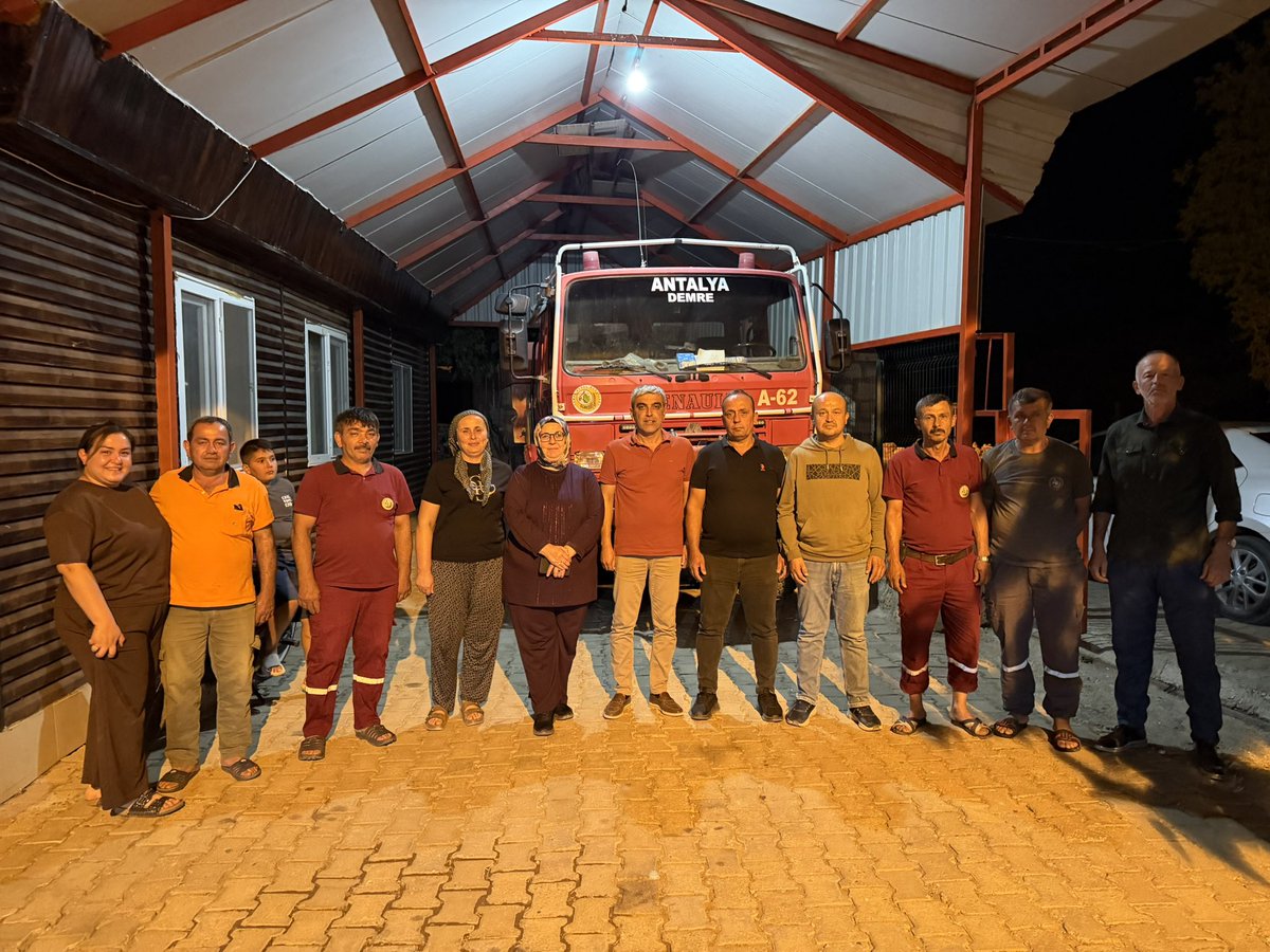 DemreAkParti's tweet photo. 📍Belören Mahallesi

Belören Orman Yangın Ekip Binamızı, Kadın Kolları Başkanımız Sayın Firdevs Akcan ile birlikte ziyaret ederek Orman İşletme Şefimiz Sayın Emin Ayrancı, Orman İşletme Kâtibimiz Sayın Hamza Kayak, Köşkerler Azamız Sayın Osman Kaplan ve kıymetli personelimizle bir araya geldik.

Ormanlarımızın korunması için büyük bir özveriyle görev yapan tüm personelimize çalışmalarında kolaylıklar diliyoruz.

#AkParti #AkPartiAntalya #AkPartiDemre