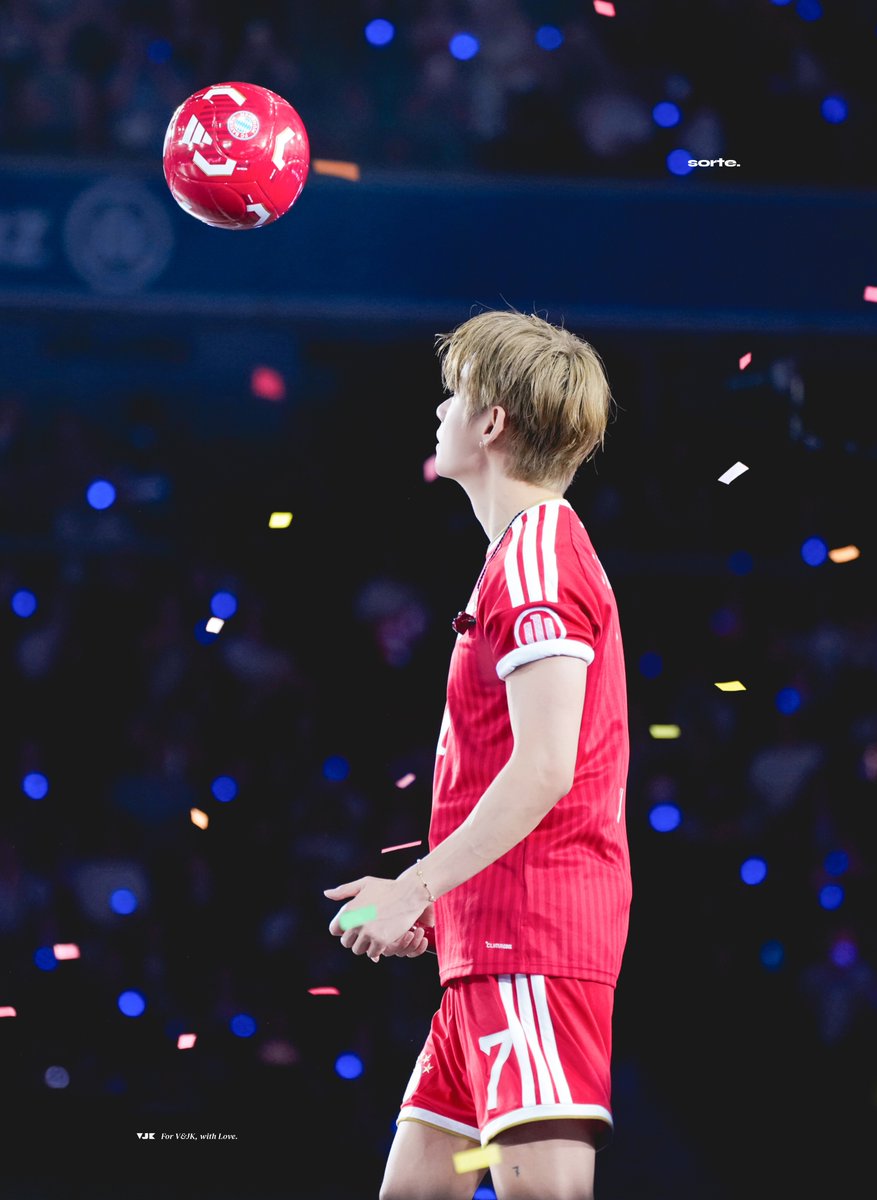 SORTE613's tweet photo. 🐻⚽️❤️ &amp; 타투❤️‍🔥
260712 Munich 태형 HQ 
#V #뷔 #TAEHYUNG #태형 #テテ https://t.co/kdRaf15Vey