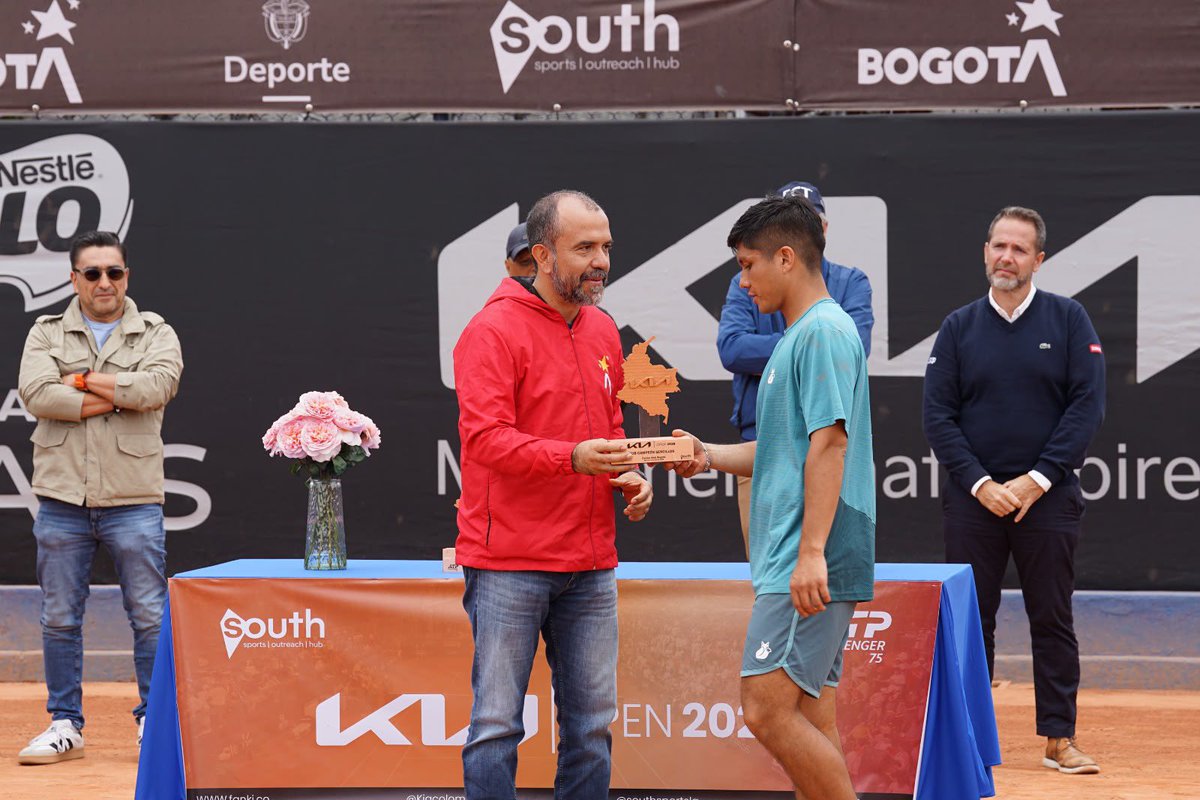 danielgarciacg's tweet photo. Gracias al trabajo articulado entre @Bogota, @IDRD, @fedecoltenis y @ATPChallenger, recibimos nuevamente un torneo del circuito Challenger, acercando el tenis profesional a la ciudadanía y abriendo nuevas oportunidades para el crecimiento de este deporte en la ciudad. 

Felicitaciones al bogotano @nicomejia00, campeón del KIA Open Challenger ATP 75, por un triunfo que enaltece el tenis colombiano y ratifica la importancia de seguir impulsando escenarios de alto nivel en la capital del país. 

Seguimos consolidando a Bogotá como sede de grandes eventos deportivos internacionales.