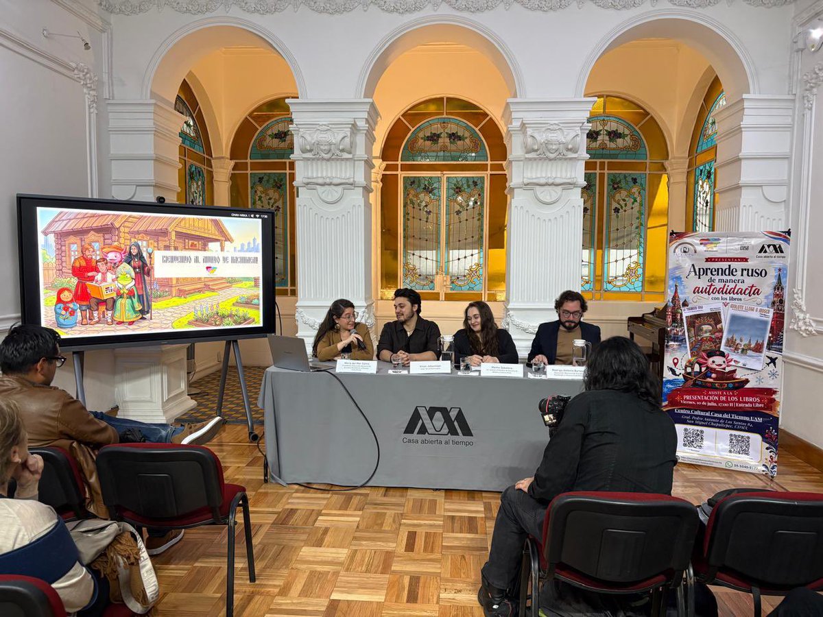 angulosiete's tweet photo. 🎒🏫 #NoTeLoPierdas| ¡Aprende ruso con un toque mexicano!
🇷🇺🇲🇽 Se presentaron los libros "La Trajinera Rusa" (para empezar desde cero con el alfabeto y vocabulario) y "Axolote llega a Moscú" (con frases útiles para viajar).
👉 Creados por Masha Soboleva y Kilian Johansson en la Casa del Tiempo de la UAM.