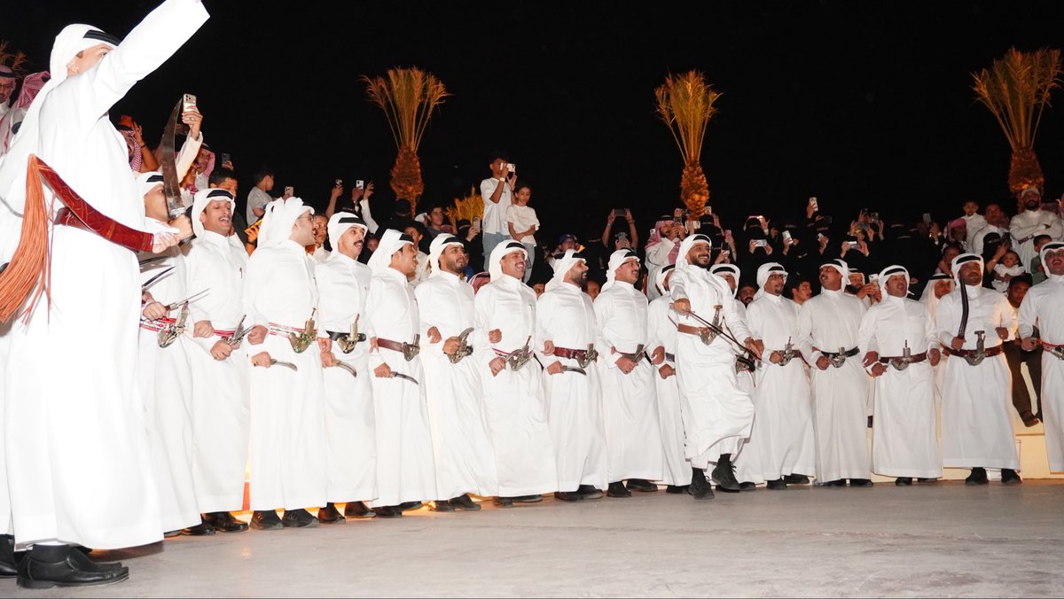Valleyresort_sa's tweet photo. إرثٌ يمتد .. وإبداعٌ يـتحرك على خشبة المسرح 🦅✨

من عمق التراث والخطوة الجنوبية، إلى أفق سياحي يحتفي بالهوية والأصالة في #منتجع_الوادي. ندعوكم لتعيشوا الدهشة في وجهة تختصر جمال #عسير وثقافتها الحية. https://t.co/zqBESwfn3r