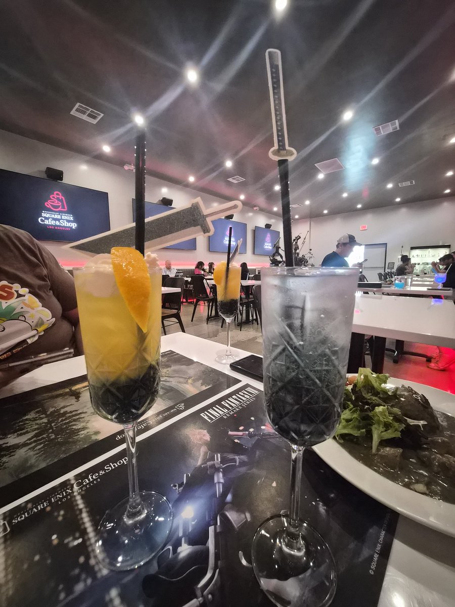 Omnomagon0's tweet photo. Cloud and Sephiroth drink from the Square Enix cafe! https://t.co/vu0tRhpGIi