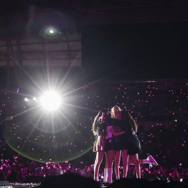kissbwill's tweet photo. AU Off Stage

Velune está en el mejor momento de su carrera, pero mientras los escenarios las acercan a la cima, el amor empieza a poner a prueba sus corazones. Porque enamorarse nunca fue parte del plan y ahora la pregunta es ¿hasta dónde estarían dispuestas a llegar por amor? https://t.co/mZXUPK3NJa