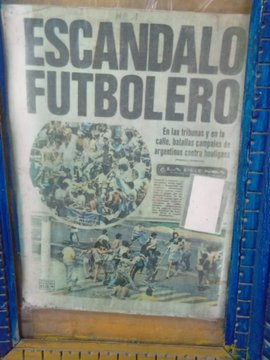LFDP_2026's tweet photo. FOTO INÉDITA del combate entre argentinos e ingleses en las afueras del Estadio Azteca en 1986. 🇦🇷🏴󠁧󠁢󠁥󠁮󠁧󠁿Una postal histórica de la previa del partido más icónico en la historia de los mundiales.
📸 @MikakipersmitOk https://t.co/nbplEFx6mP