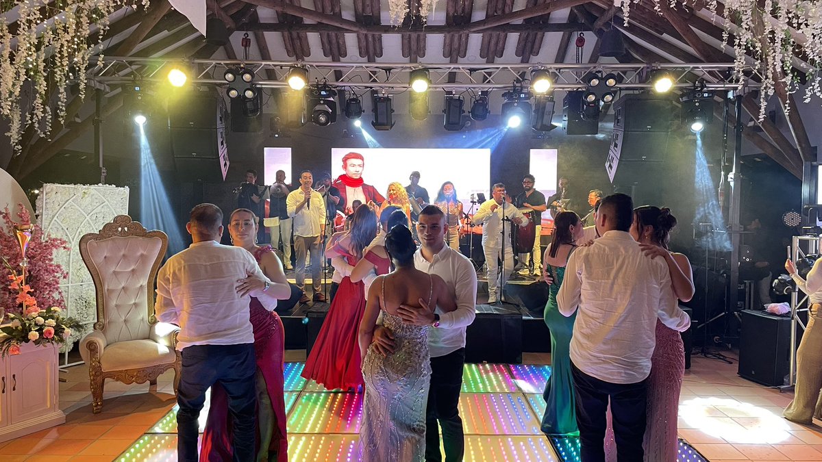 lasextrellas's tweet photo. Una espectacular fiesta de 15 años en Villavicencio con LAS EXTRELLAS ORQUESTA Y JIMMY GUTIÉRREZ ❤️👏🏻 #quinceaños https://t.co/Z9rsTNC7fb