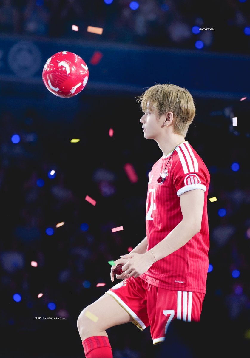 TwinklingSTK's tweet photo. @FCBayern Kim Taehyung turns into footballer !!!

MAESTRO V LEADS GERMANY
STAGE GENIUS KIM TAEHYUNG
#V_WORLDTOUR_ARIRANG_MUNICH_D2
#KIMTAEHYUNG_WORLDTOUR_ARIRANG https://t.co/jpqx2jdWqN