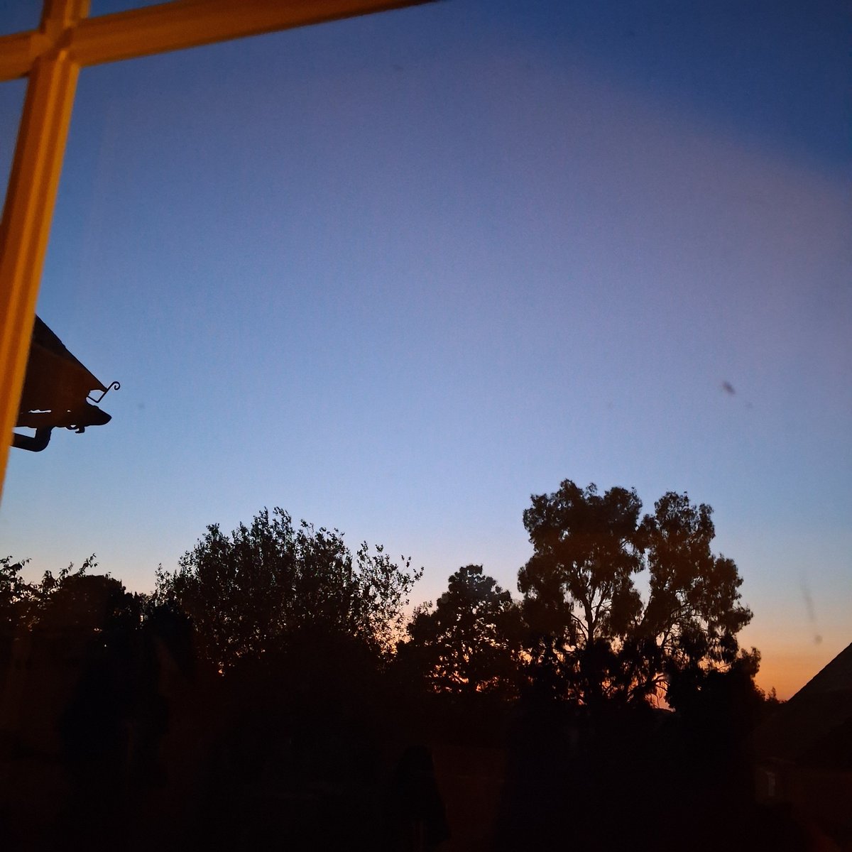 MelJD46's tweet photo. #viewfrommywindow #twilight goodnight https://t.co/EwQiaBONS5
