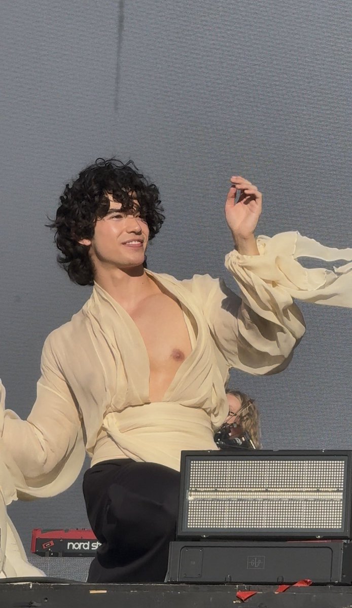 foundheaveen's tweet photo. Just wow (the shirt might as well ALL come off) 😭😭😳😳 https://t.co/eSQJmgAT4F