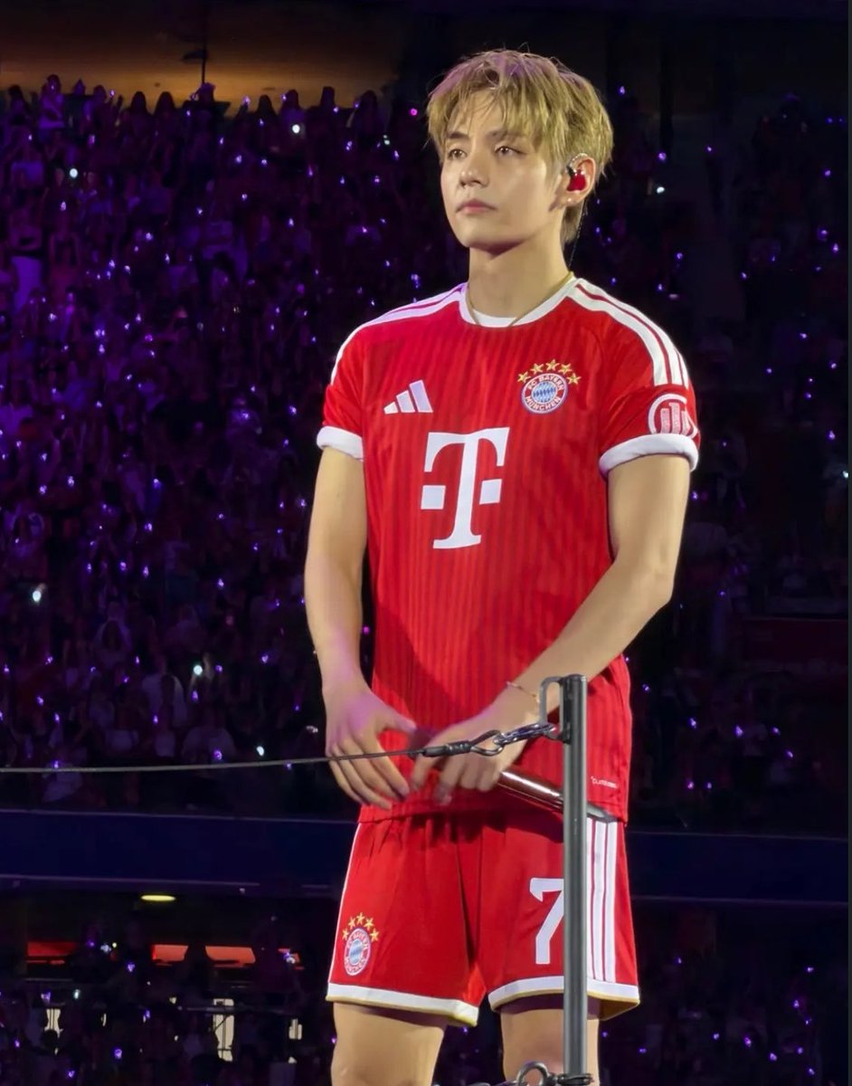 ABellosill40719's tweet photo. @FCBayern MAESTRO V LEADS GERMANY
STAGE GENIUS KIM TAEHYUNG
#V_WORLDTOUR_ARIRANG_MUNICH_D2
#KIMTAEHYUNG_WORLDTOUR_ARIRANG 
#taehyung #v https://t.co/08l4PWmyzo