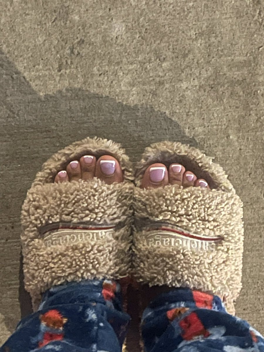 MB_smooch's tweet photo. You like pretty feet?🦶🏼🎀 https://t.co/OA1MiKuODq