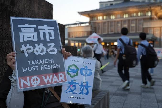 magosaki_ukeru's tweet photo. 高市やめろ」前面に（記事画像）
毎日新聞「高市首相の地元だからこそ「憲法守れ」「NO　WAR」掲げデモ。10日、国会前をはじめ大阪や京都など全国各地で再びデモ。高市首相の地元・奈良県でも、奈良市の近鉄大和西大寺駅前に約60人が集まり、「憲法守れ」「戦争反対」などと声を上げた」 https://t.co/W1aIt1vDyk
