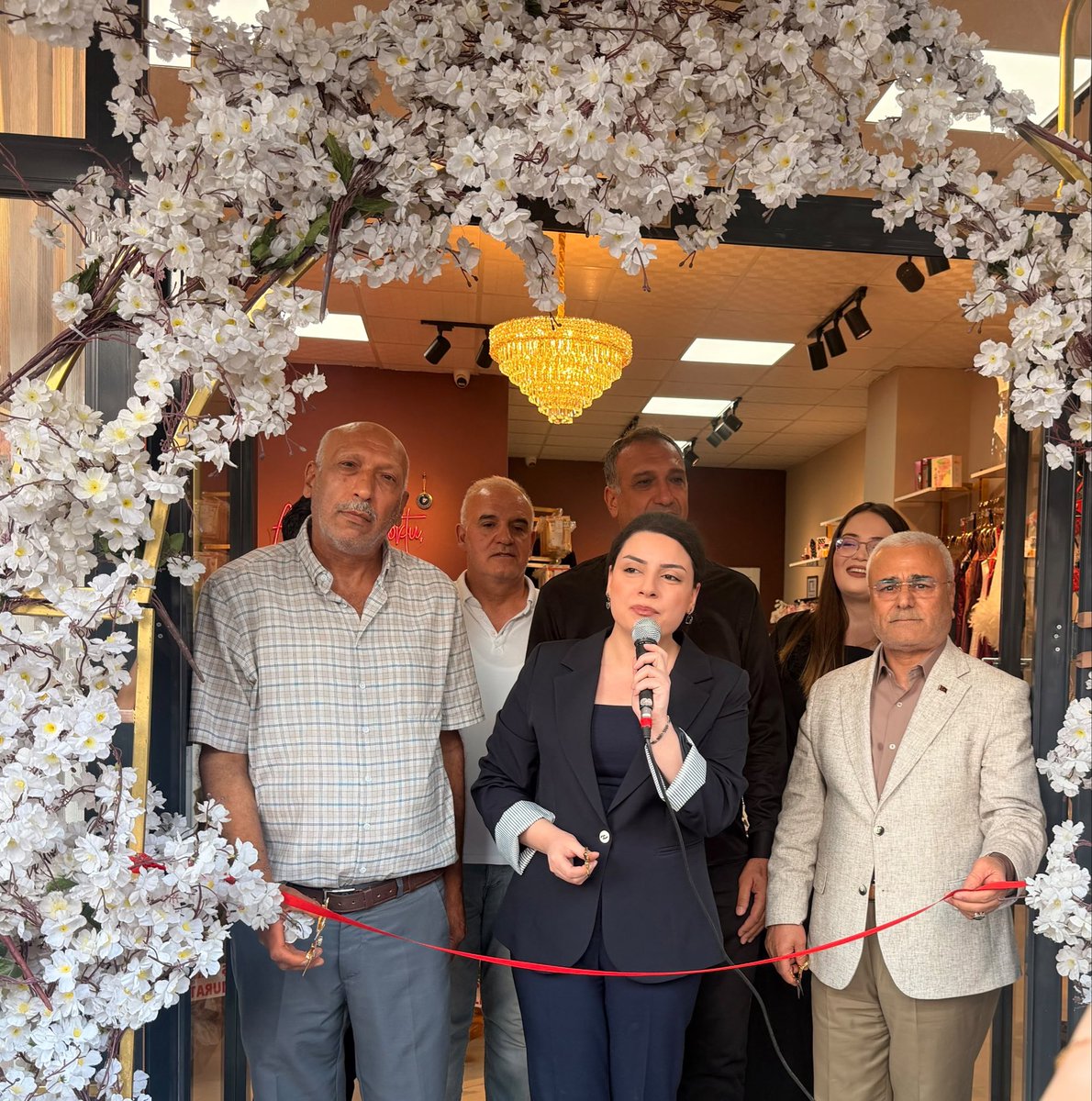 Makbulee_Oruc's tweet photo. 📍Akpiyar Mahallesi 
Karaköprü İlçemizde yeni bir değer! Kadın girişimcimiz tarafından ilçemize kazandırılan işletmenin açılış törenine katılım sağladık. Şehrimize ve yerel ekonomimize katkı sunan girişimcimizi kutlar, bereketli kazançlar dileriz. ✨ #Karaköprü #Açılış #AKKadınlar  #ÜretenKadınlar #Şanlıurfa 

@RTErdogan @EmineErdogan @abuyukgumus @tugbaisikercan 
@bybekirbozdag @tulaykaynarca @hakanaksu058 @farukaytek @milhamigunbegi @ZehraAy063 @sevilcan8 @DndDndar @avorhancelik @AliDemir8914344 @FBozdag63 @AKKADINGM @akkadinsanlurfa @Karakopruak @akgenckarakopru