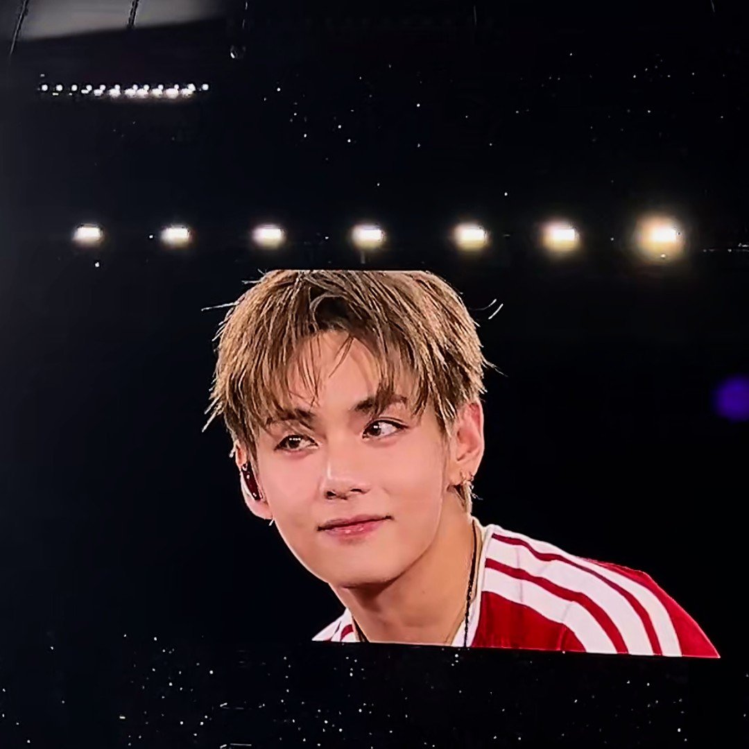 luv_aehtz's tweet photo. They really got my attention ngl 🙂‍↕️

#Jungkook
#V
#Jhope
#BTS_WORLDTOUR_ARIRANG_MUNICH https://t.co/gXBBIR0q9H