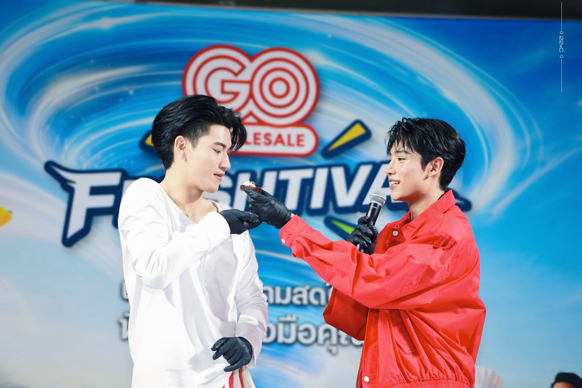 alone__skz's tweet photo. ขนมหรือคนป้อน อะไรหวานกว่ากันคะ ร้อยเอกภพธีร์ 😏
#GowholesaleXInnOngsa
#อินองศา https://t.co/uyYN2PfnfT