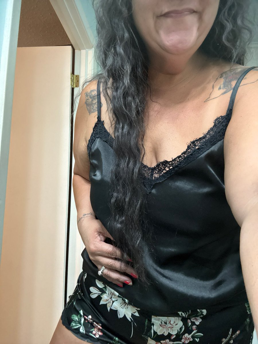 MonicaIsAwake's tweet photo. Livin in these satin PJs! https://t.co/4qJiz0VETz